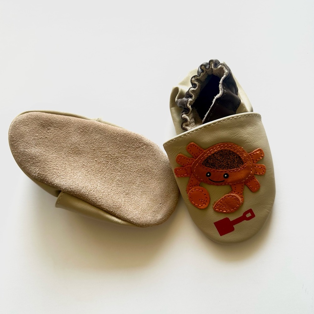 Robeez Cream Leather Crab Slip-On Shoes with Orange Appliqué - Picture 2 of 3